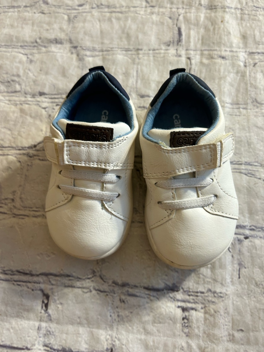 CARTER’S WHITE BABY SNEAKERS VELCRO STRAP BLUE INTERIOR LINING SIZE US 3.5